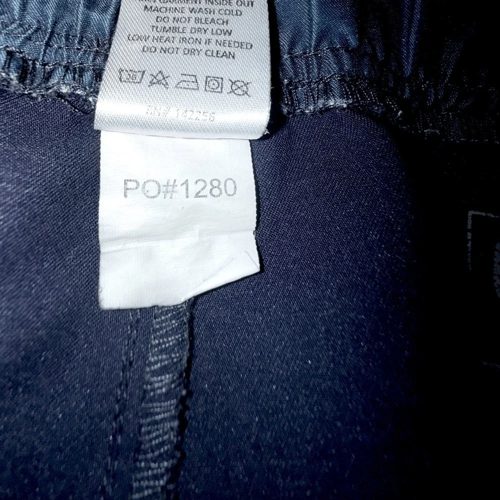 Figs 	•	elastic retailer drawstring